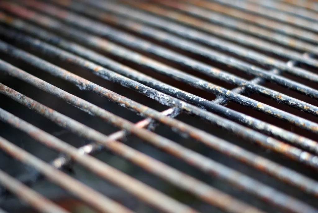 Roest voorkomen en verwijderen bij een mini-bbq