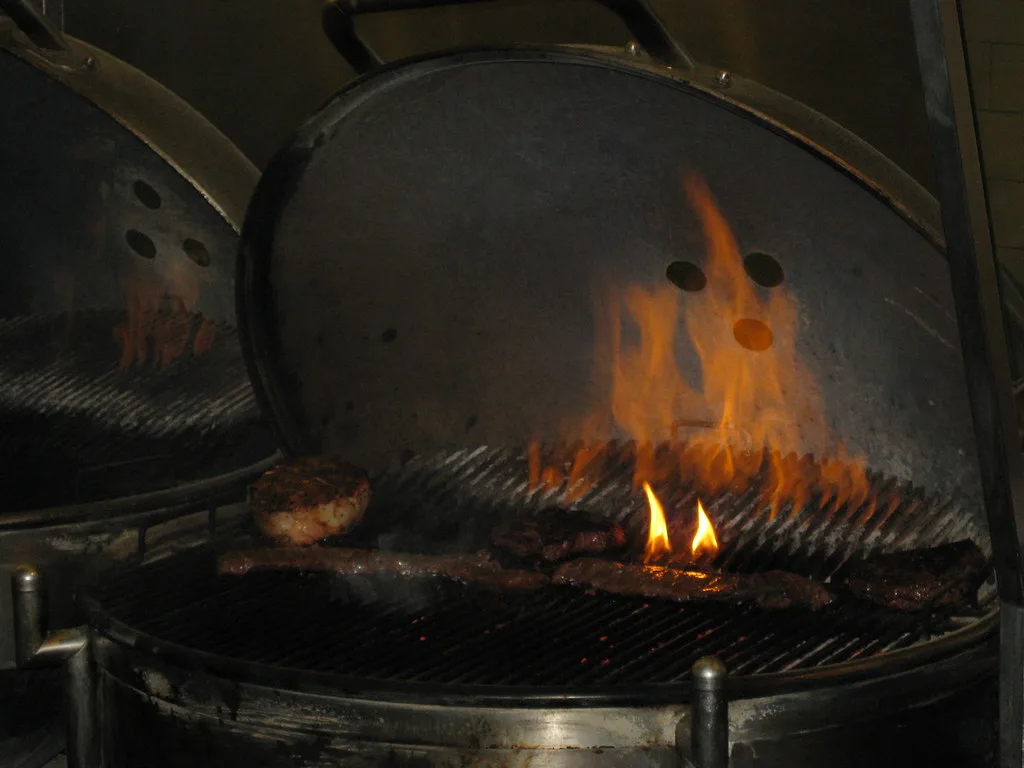 Veilig bbq'en op het balkon: wat mag wel en wat kunt u beter laten